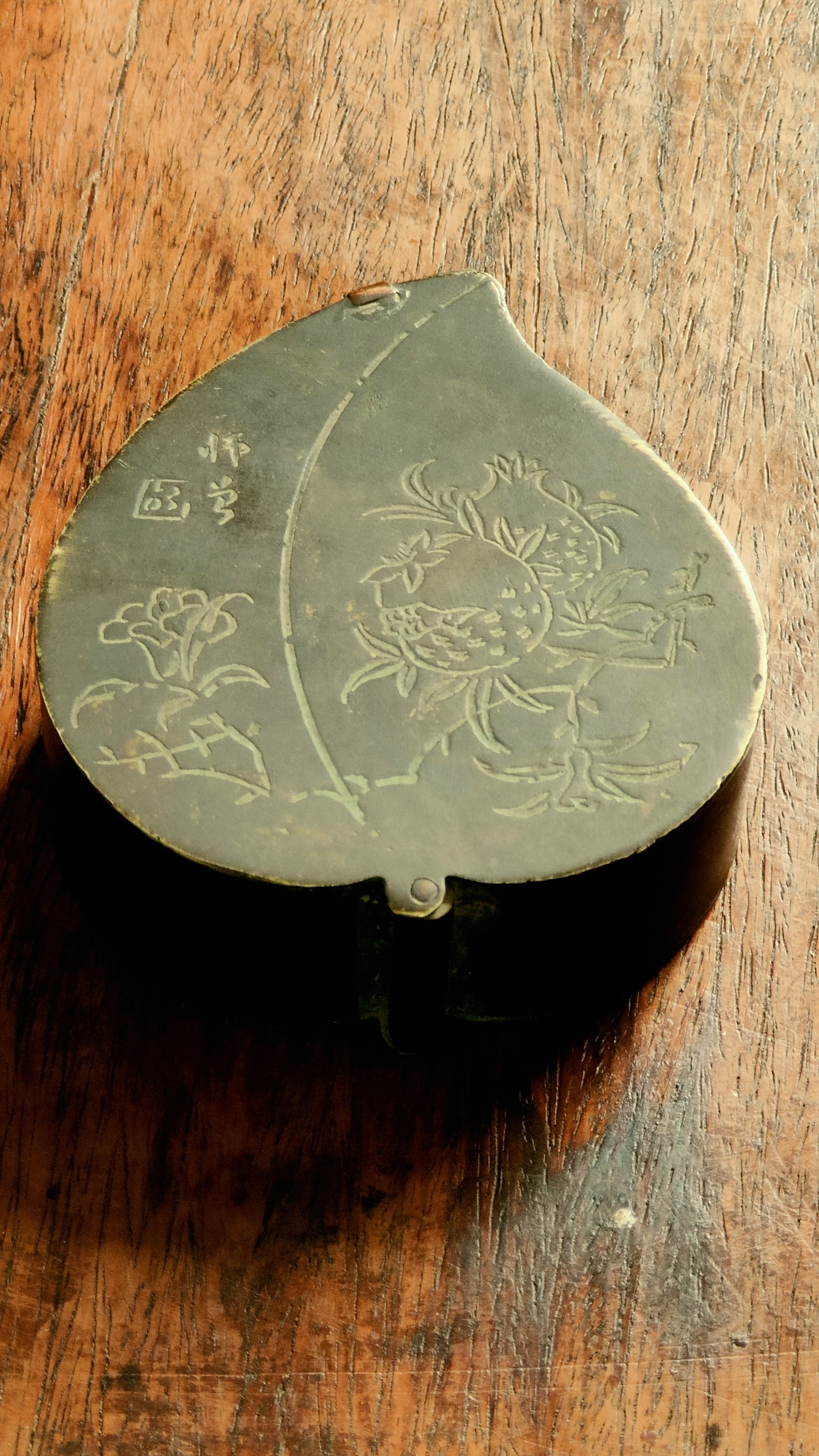 款,桃型老刻石榴图案,底部有古月轩款,尺寸7