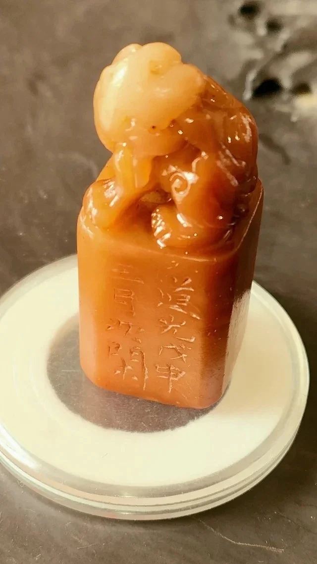 清代老寿山石田黄印章【次闲】款,尺寸5.6-2.2厘米重48.3克,包老保真