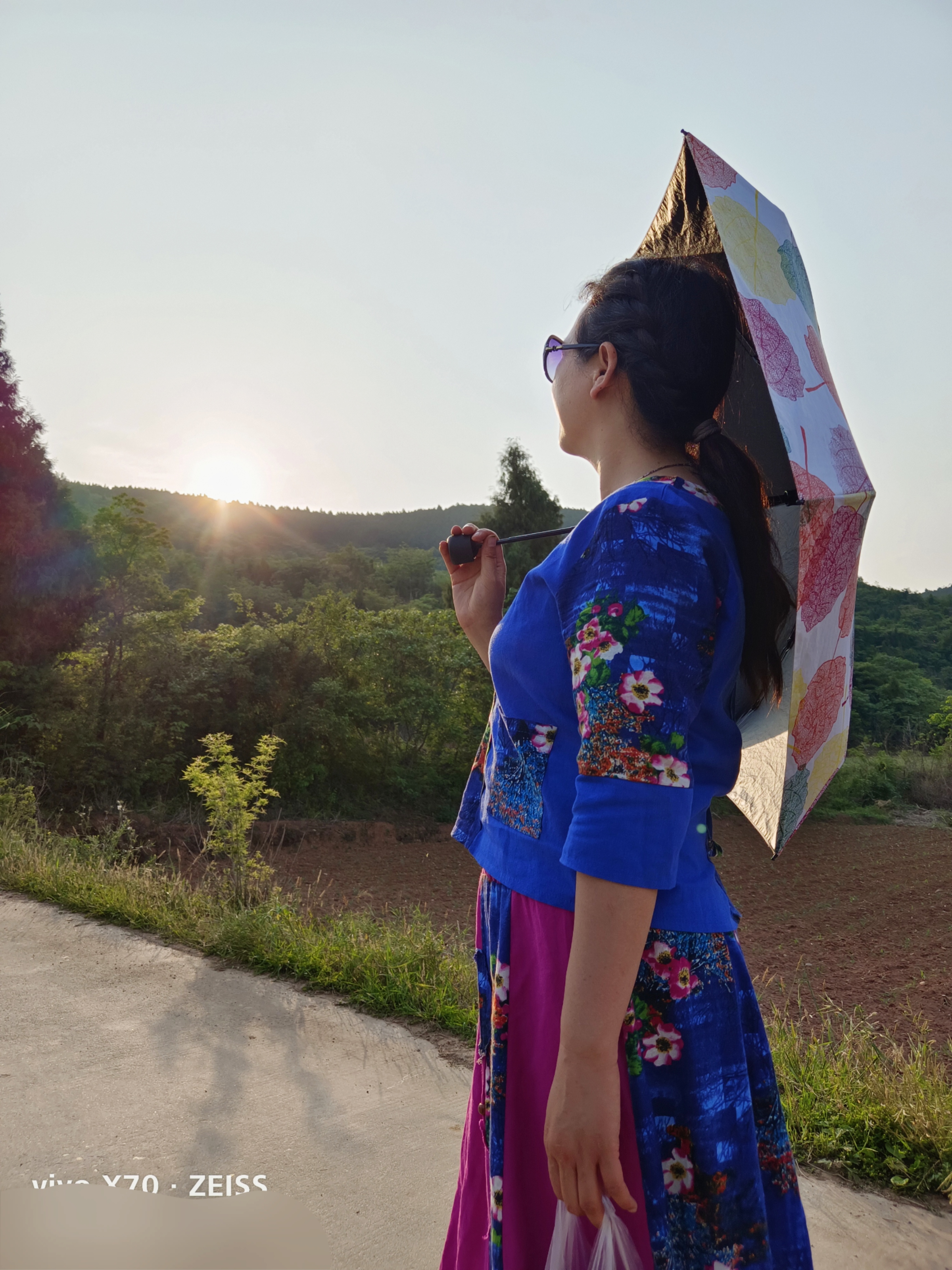 夕阳余晖下,一位长裙飘飘的女子出现在镜头中,瞬间吸引了所有目光.