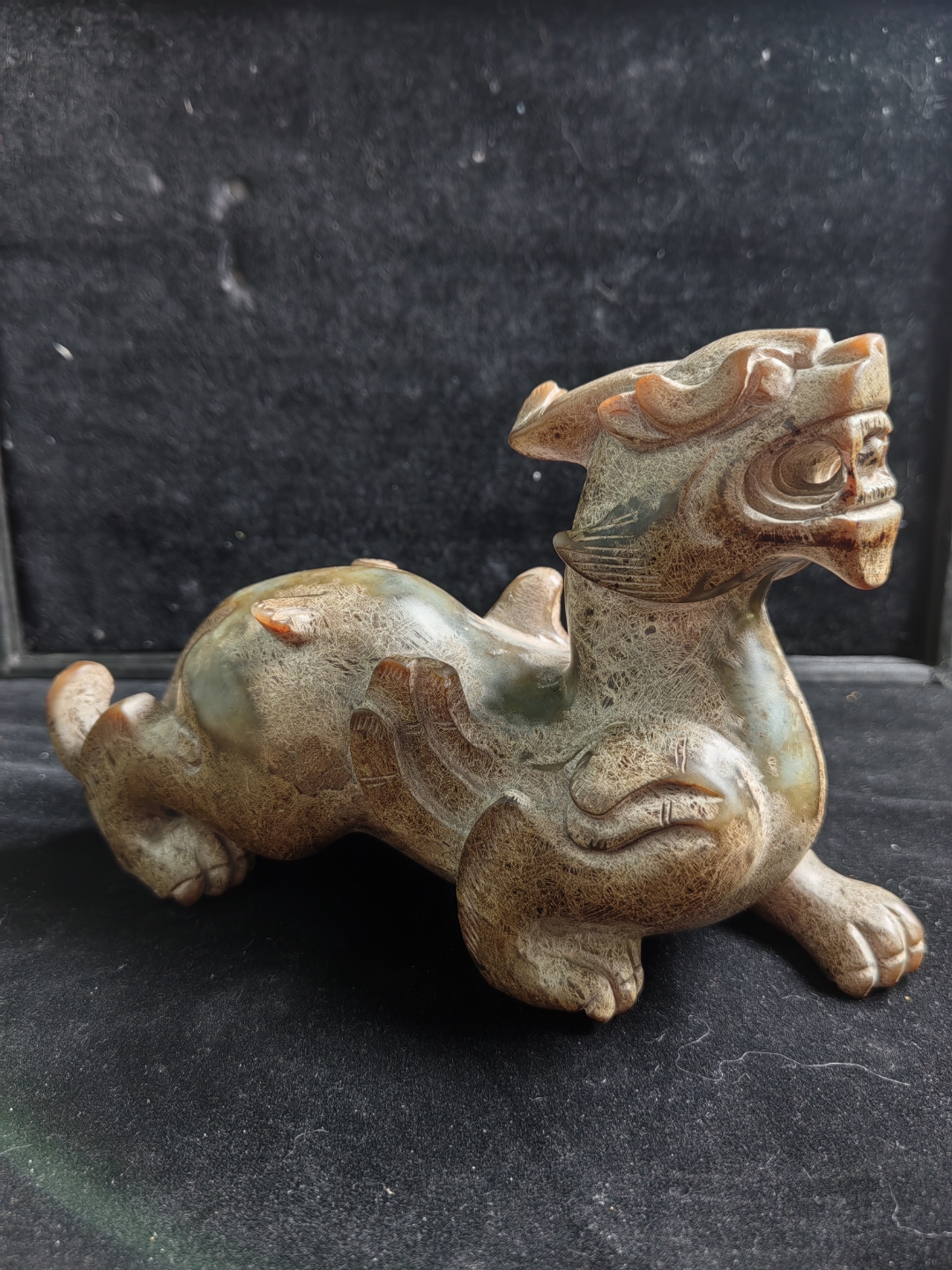 此件汉代和田玉天禄瑞兽摆件,以温润致密的和田玉为材,历经千年岁月