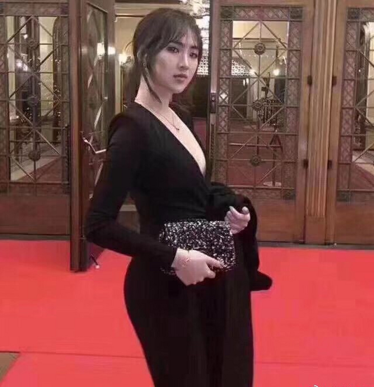 任正非的小女儿姚安娜今年21岁(美国籍)