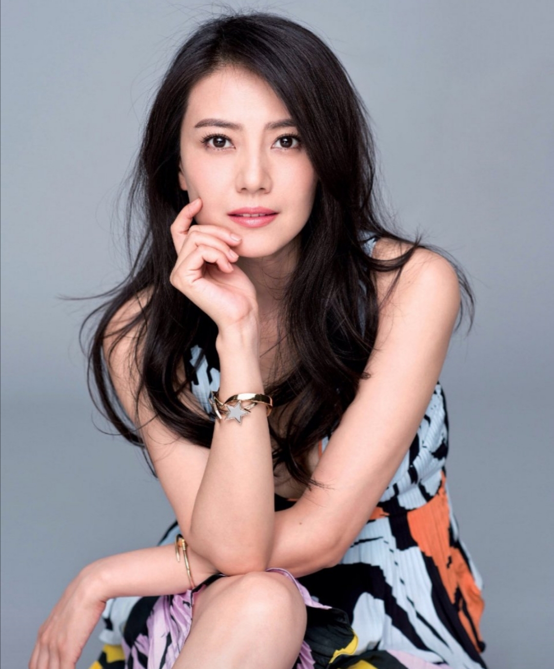 论颜值,高圆圆是气质型女神,笑靥迷人,但嘴型略带苦相;刘亦菲美若天仙