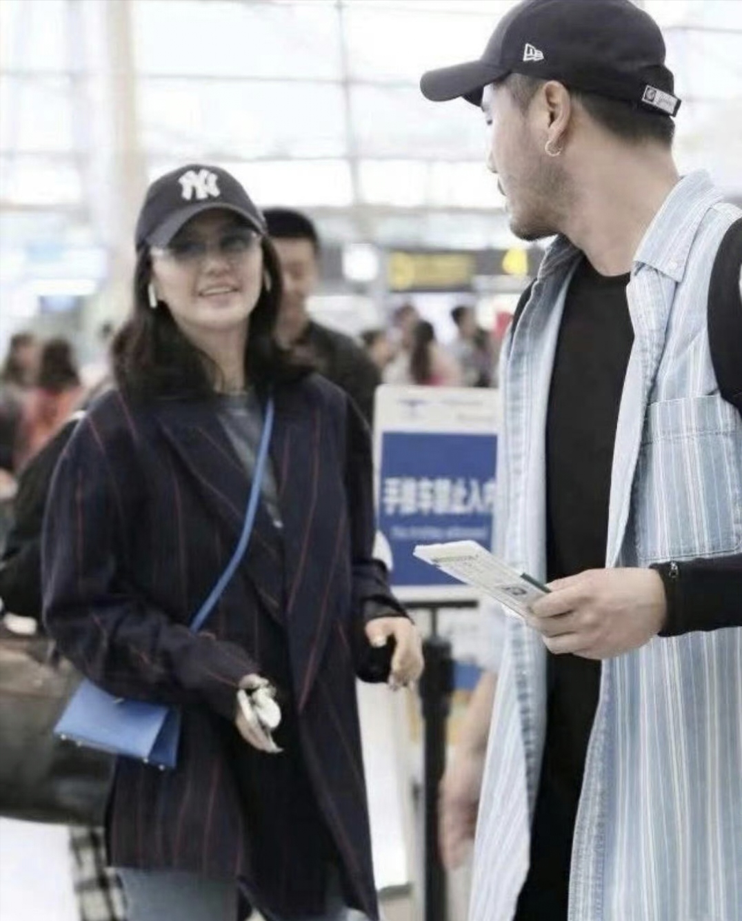 谭维维与老公陈亦飞罕见同框,两人现身机场,戴着情侣帽,看起来好般配