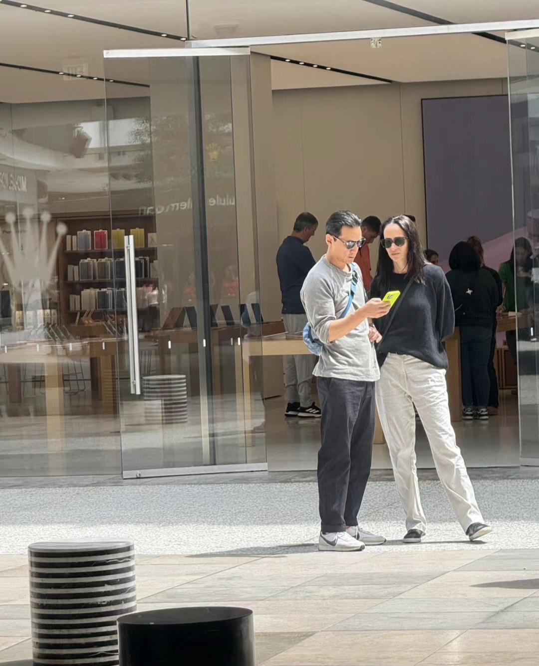 吴彦祖洛杉矶被偶遇,他穿着休闲装,戴着墨镜还是很帅气酷炫,他的绿色