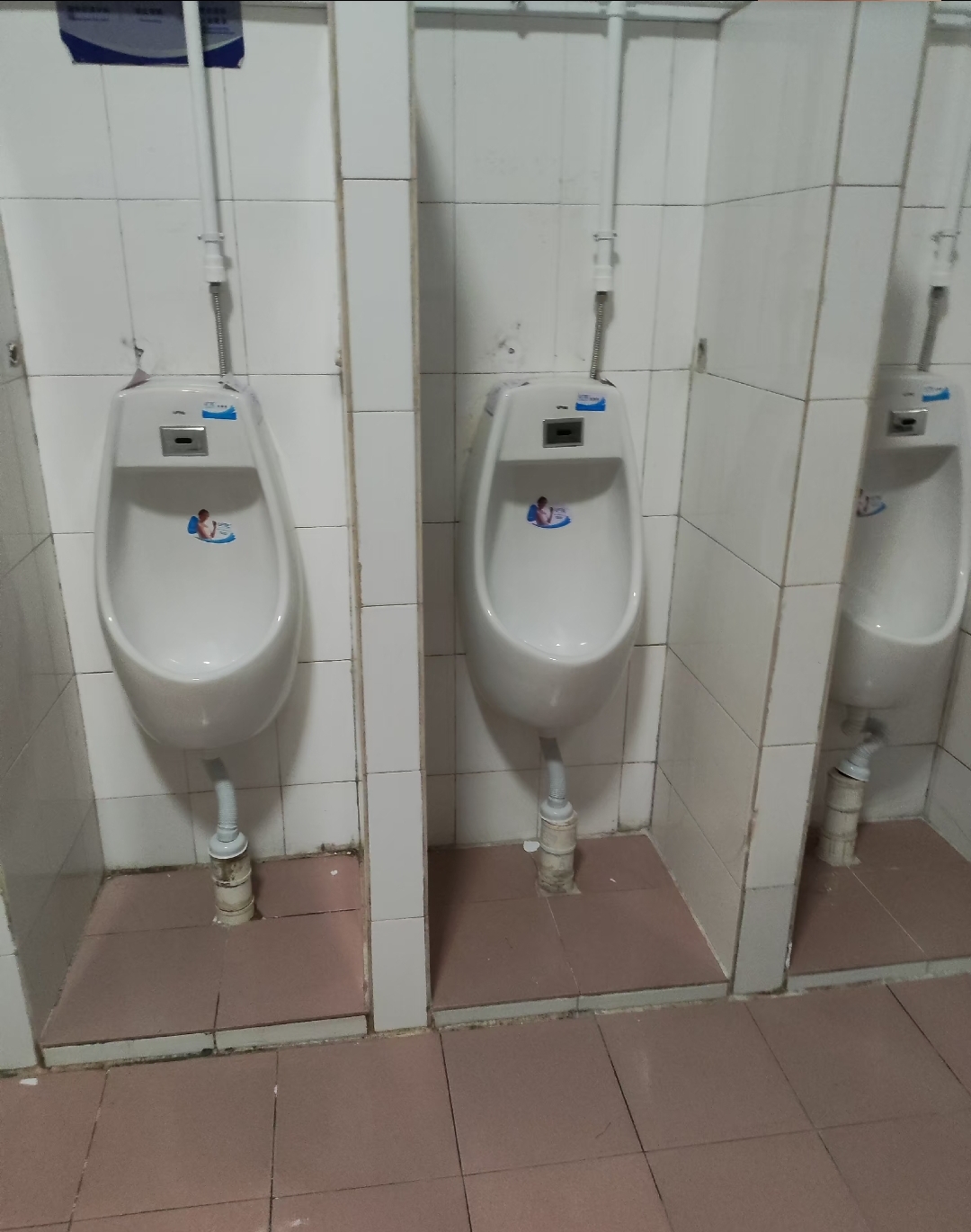 学校的女生厕所,好奇怪