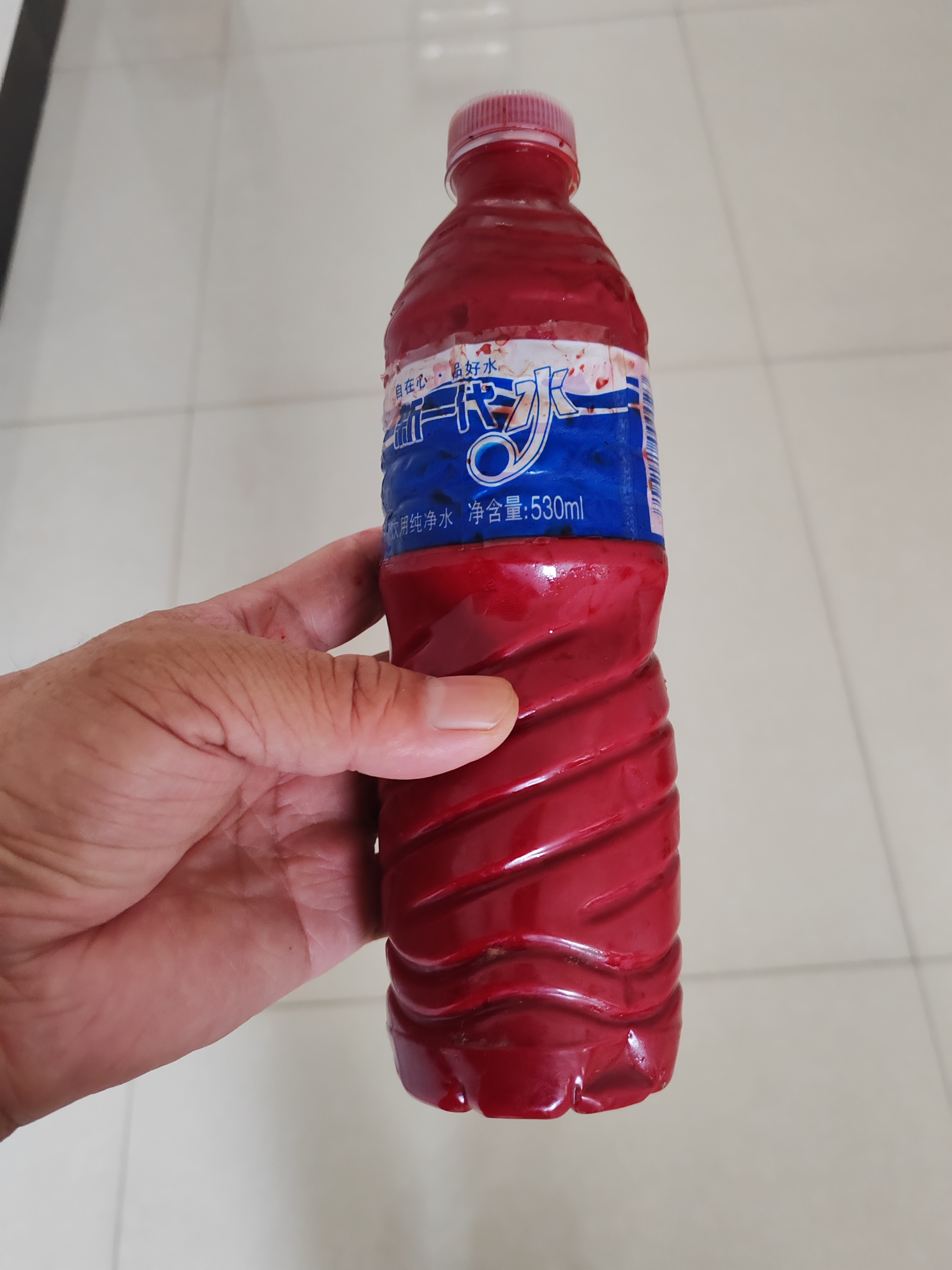 一矿泉水瓶猪鲜血,与水1:2比例调和均匀,再用食用油,葱花,五香粉,食盐
