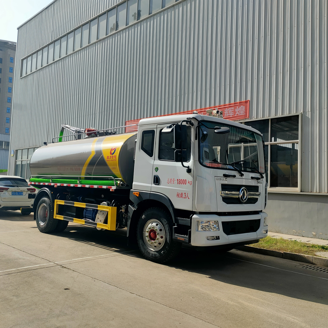 10方12方吸粪车底盘采用东风多利卡d9白色双排驾驶室,法斯特小八档