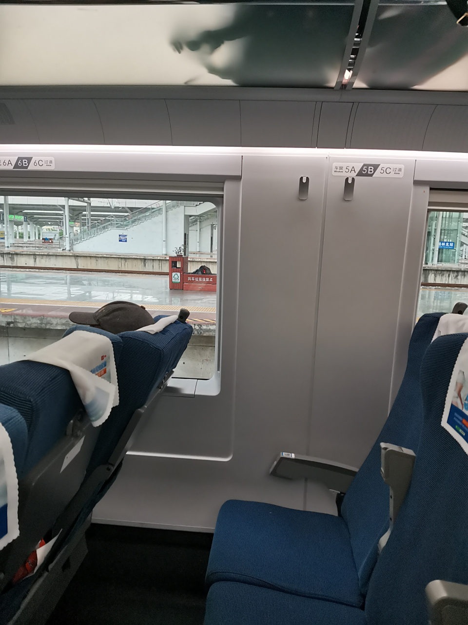 两广,两湖,云贵川,重庆的高铁行李架要比北方省份的高铁行李架矮一些