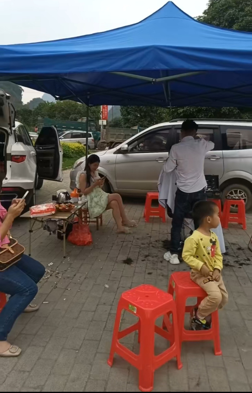 年轻人太不讲武德了,你都不开店了,到路边摆摊剪发,让那些房东怎么活?