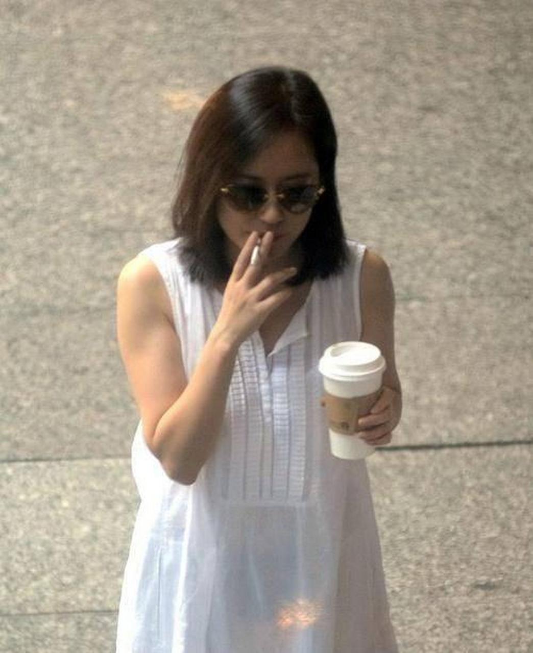 现在很多装着时尚的美女抽烟,而男的反而不怎么抽烟了.