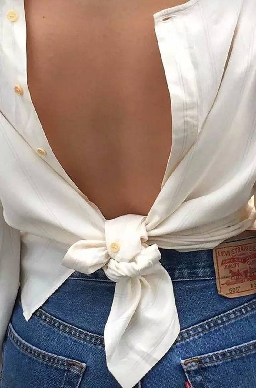 这衣服明显穿反了,要不要上前提醒小姐姐应该正着穿呢?好纠结