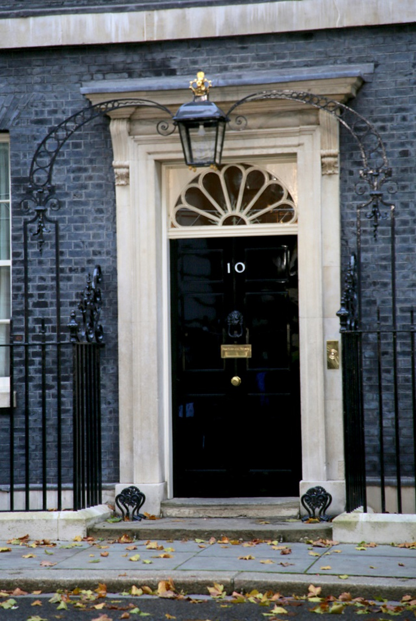 号称日不落帝国的英国首相府唐宁街10号的大门,为什么看上去很普通很