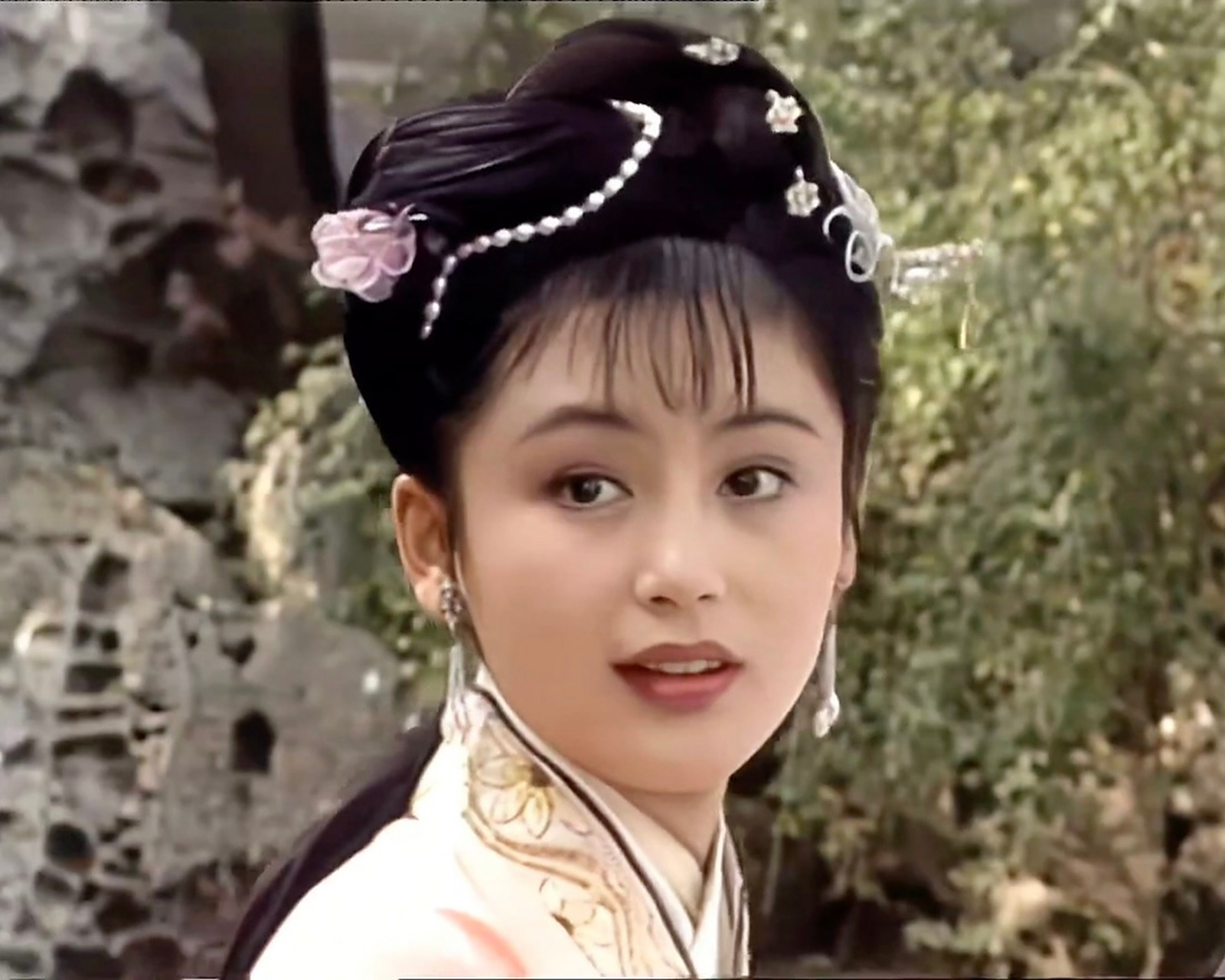 曾经的"貂蝉",中国第一美人.随着儿女们的长大,容颜也随时光流逝.陈红