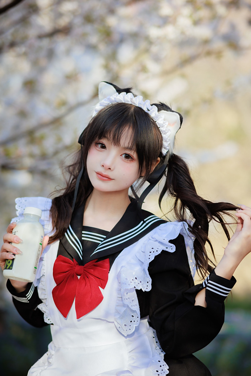 05我遇到了一个年轻的女性coser,她穿着黑白相间的女仆装,头戴猫