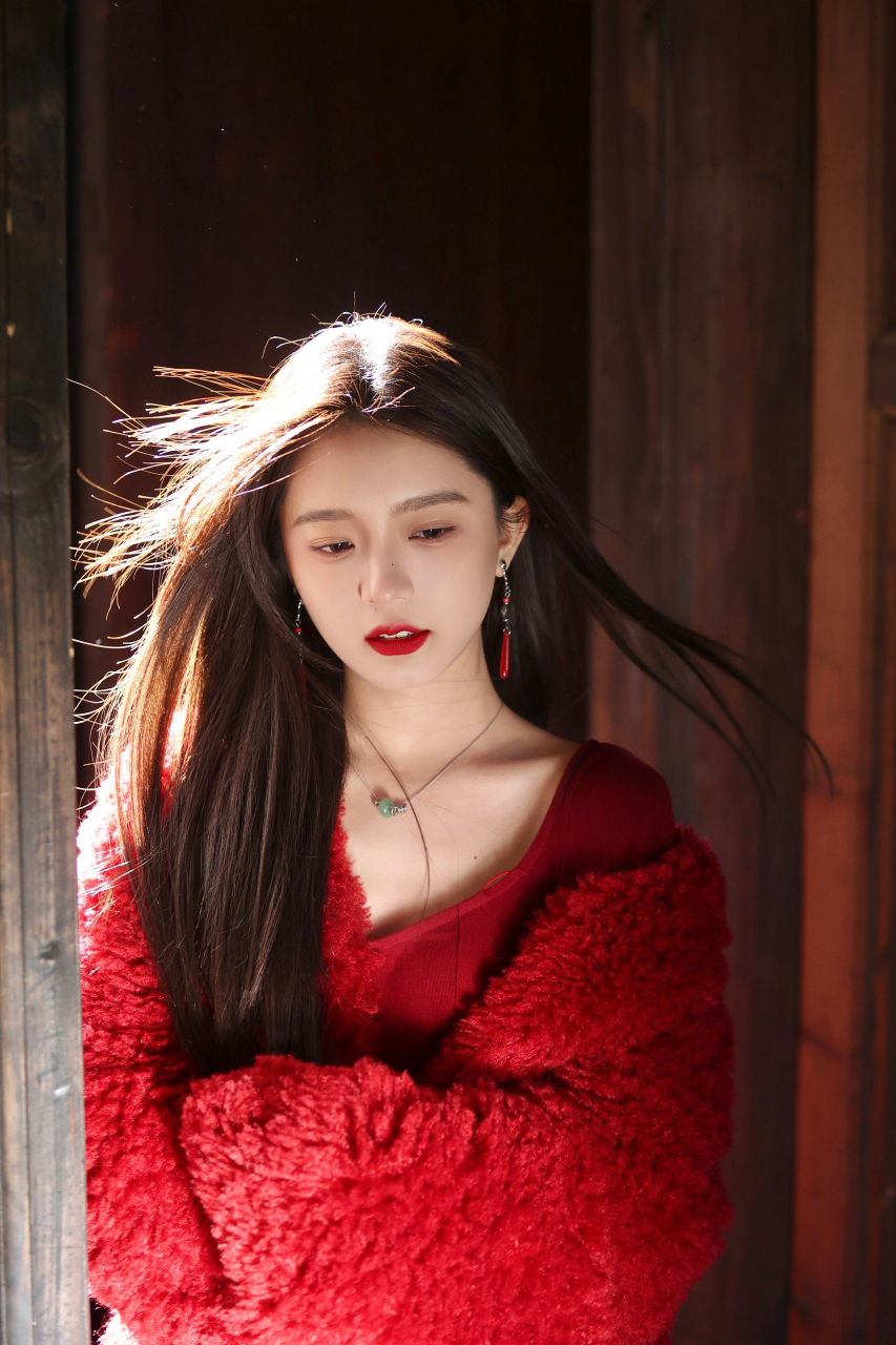 红衣女子绽放独特魅力 💋  ✨ 那一抹红,是冬日里最抢眼的风景.