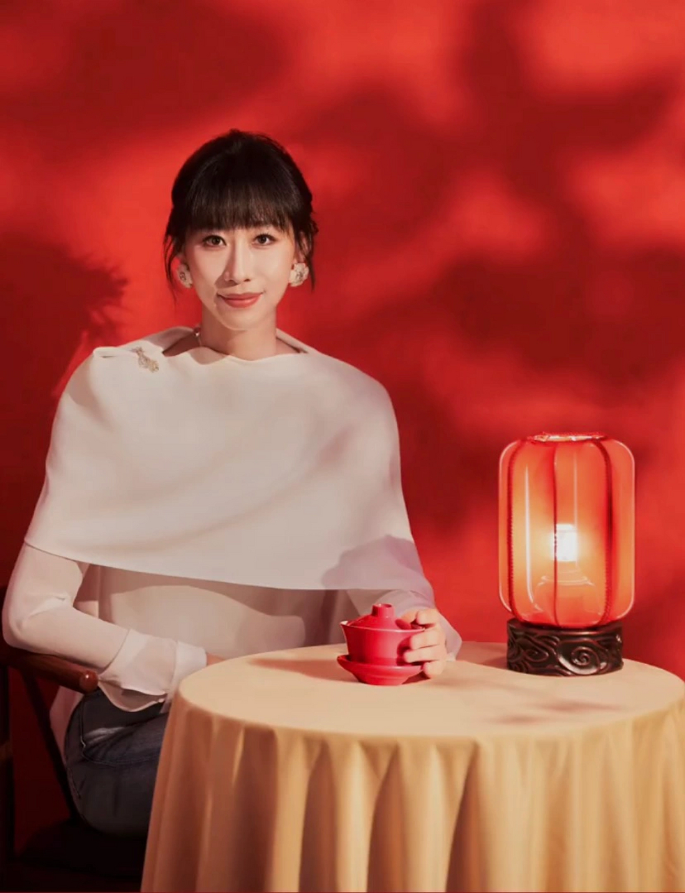 任素汐在春晚的舞台上再次展现了她的魅力,那份深情和真挚,直击人心.