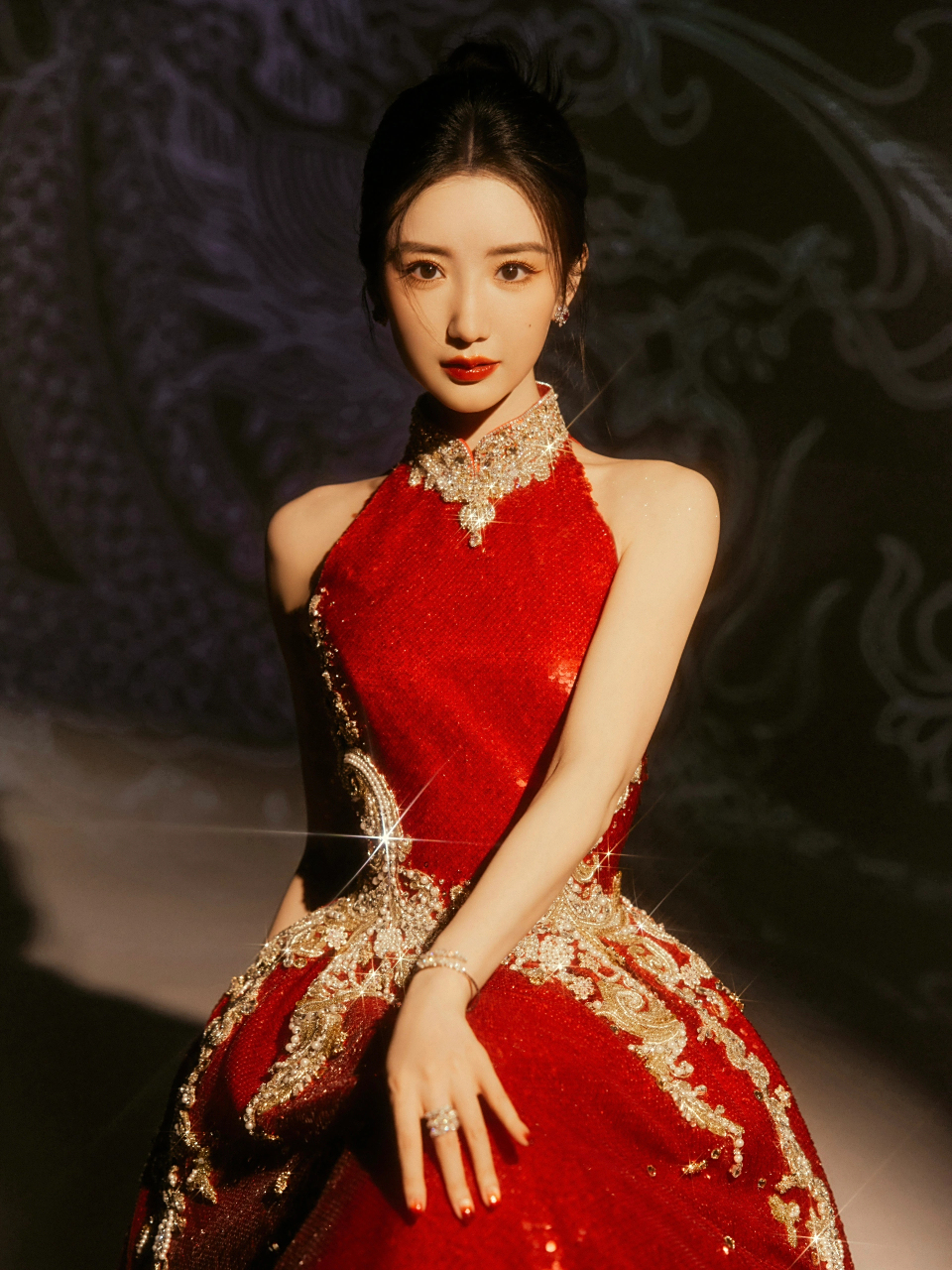 毛晓彤在春晚的舞台上,一袭红色长礼服,宛如东方的一抹亮色,惊艳了