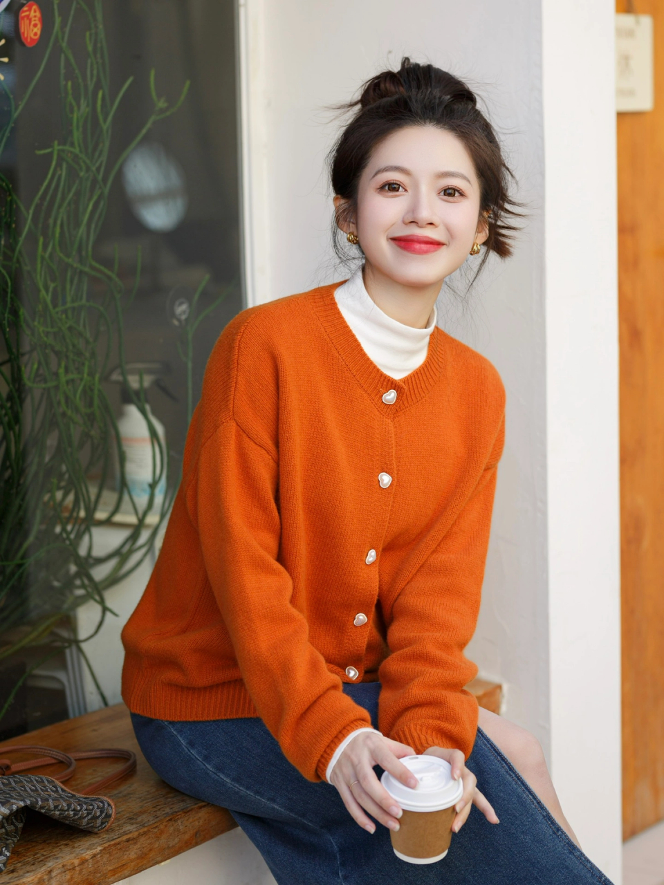 毛衣上的金属扣子78闪闪发光,与牛仔裤90的搭配,时尚又休闲.