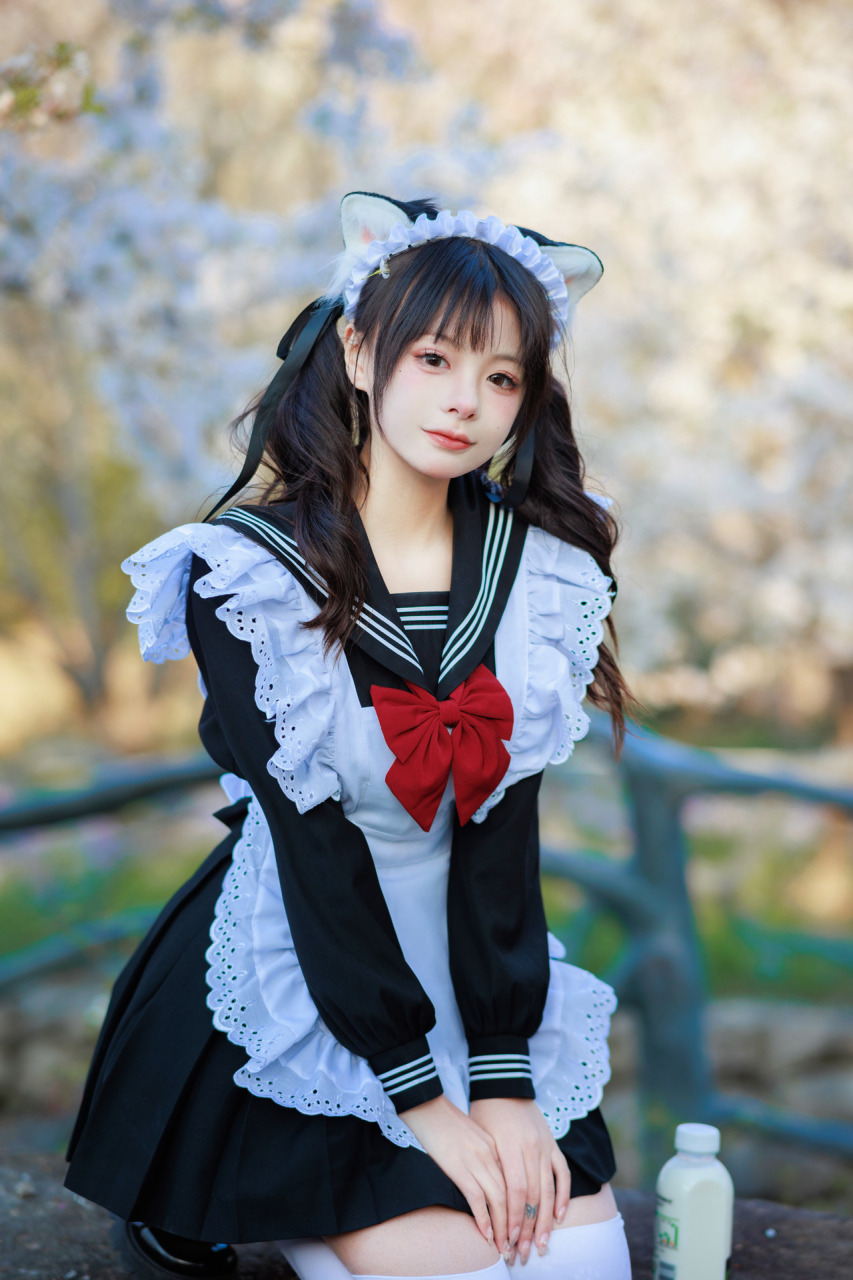 05我遇到了一个年轻的女性coser,她穿着黑白相间的女仆装,头戴猫