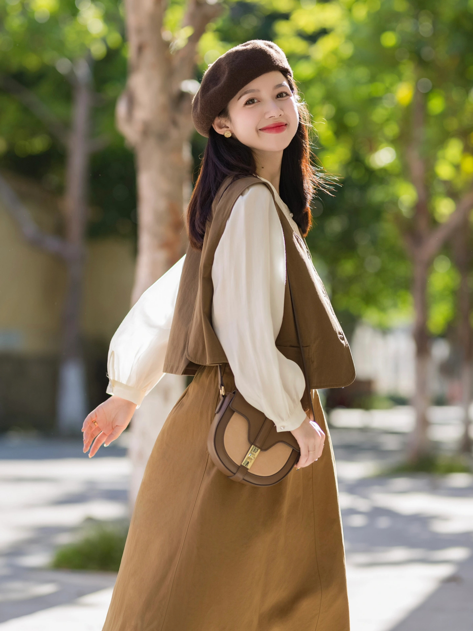 "今天,穿上我的棕色小马甲,感觉心情特别轻松愉快.