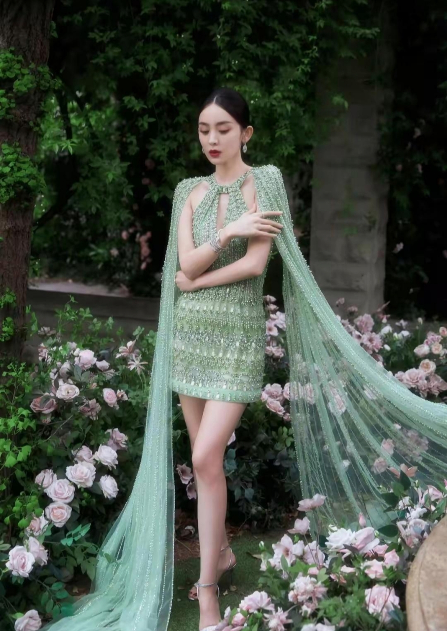 古力娜扎一袭薄纱绿裙,宛若花间精灵!