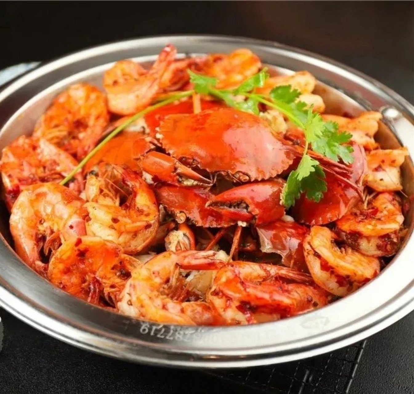 #万物皆可云# #会吃最光荣# 鲜虾蟹煲,鲜咸刚好,辣味适度,蟹黄肉质饱