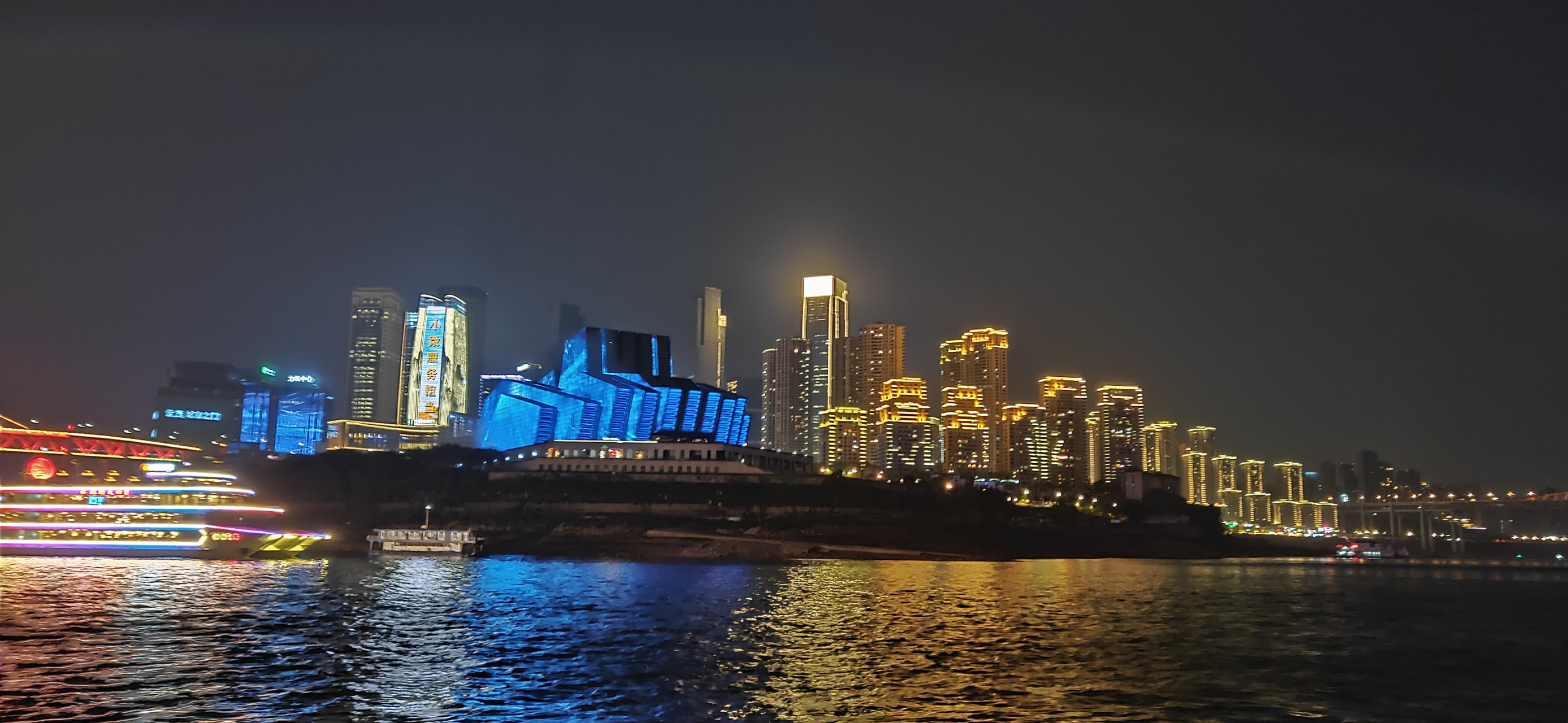 重庆夜景是真的美啊,做轮渡欣赏一下.
