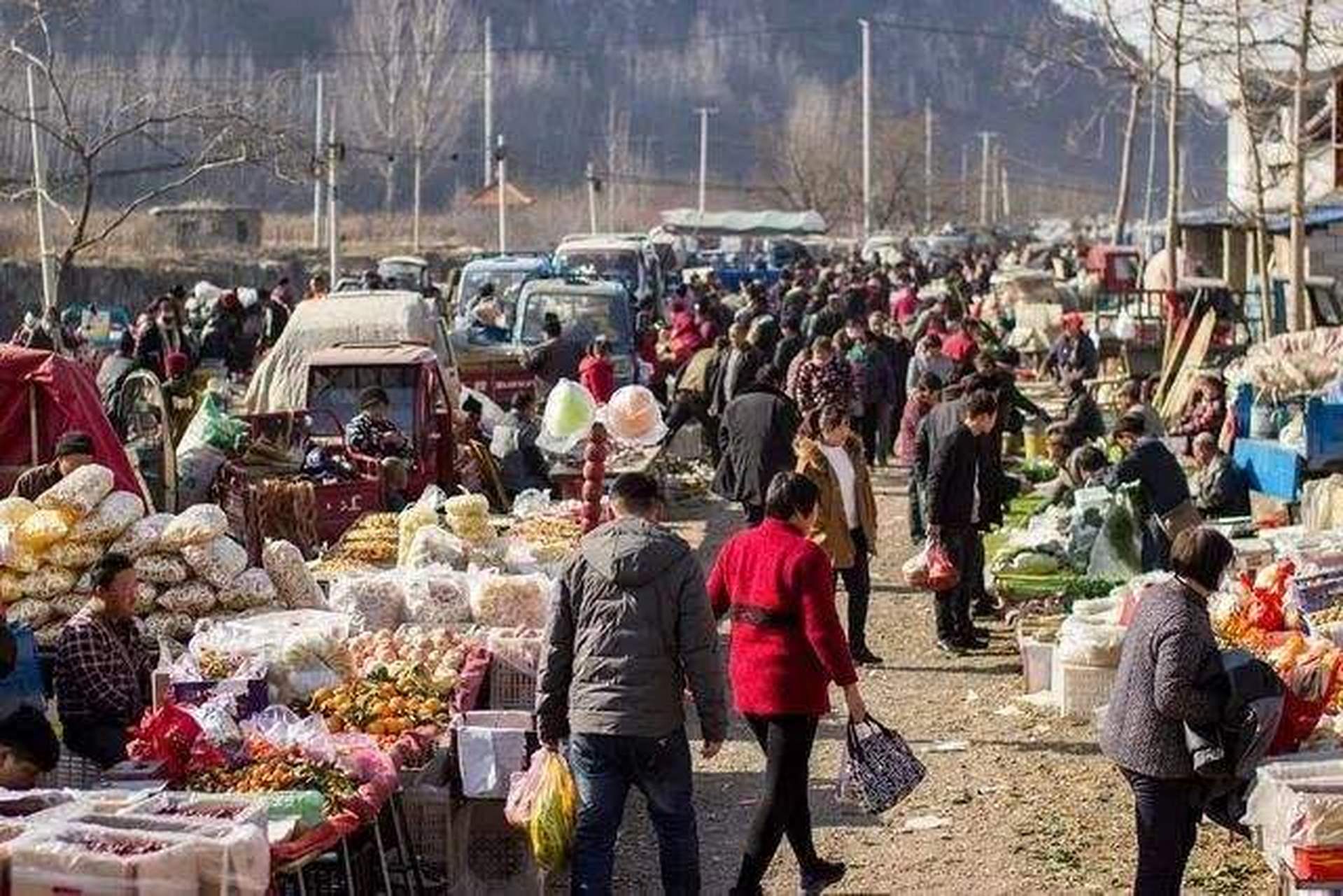 小于刚回老家,大姨立马风风火火赶来给她介绍对象.