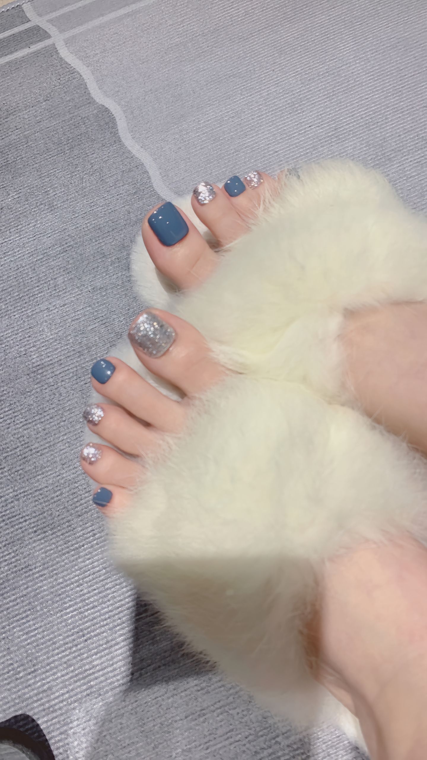 精致甲油搭配软毛拖,舒适与美丽并存.#美甲# #美脚# #动态连更挑战