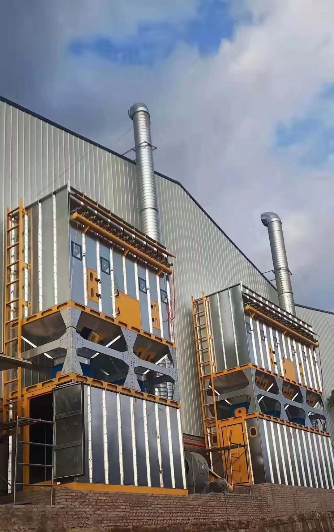 布袋除尘器用于各种车间的粉尘处理,根据工况,有常温的,有高温的,里面