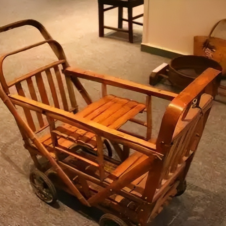 这是一个彰显岁月痕迹的,手工制作的儿童推车