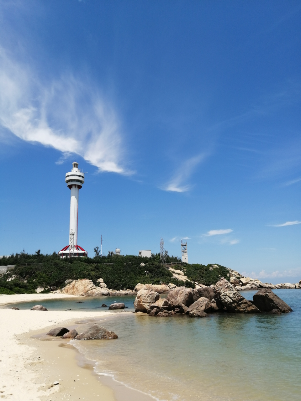 木兰湾位于海南文昌铺前镇最北端 ,木兰头灯塔为中国沿海第一高塔