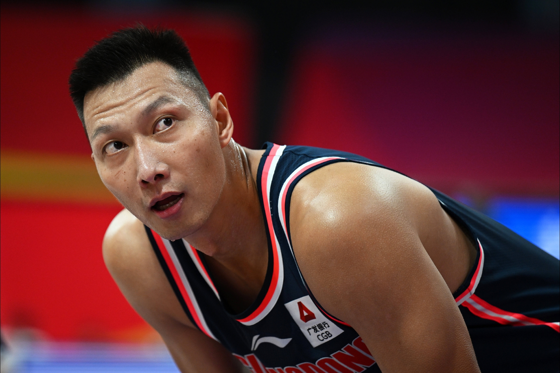 中国昔日篮球巨星易建联,身披国家队战袍,奥运赛场高举国旗的荣耀队长