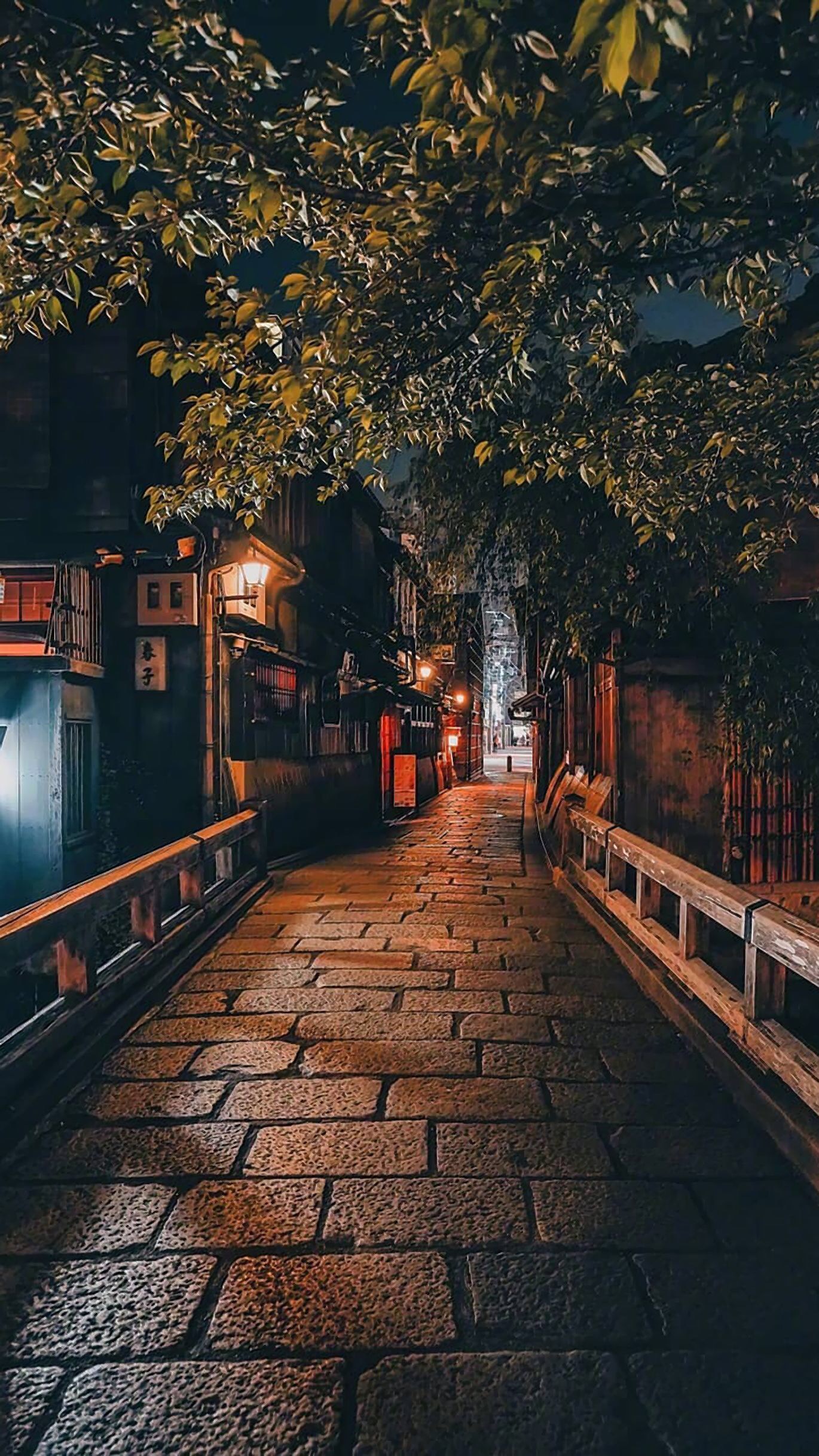 雨晴风暖烟淡,天气正醺酣. 山泼黛,水挼蓝,翠相搀