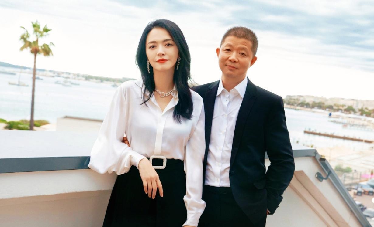 曹郁和姚晨手牵手,出席电影节.感觉姚晨的气场大于曹郁.