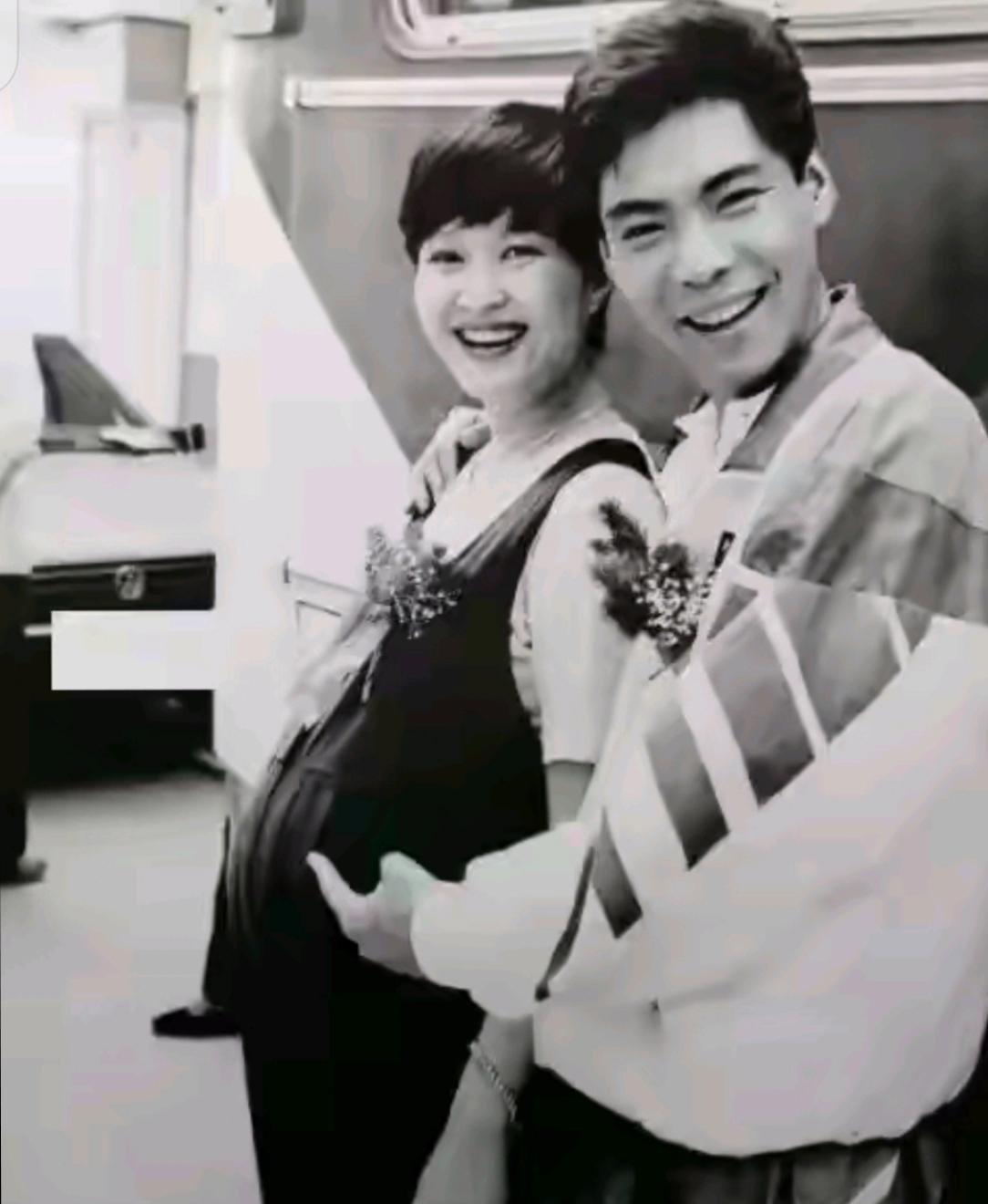 当年年轻的屠洪刚娶了大他十岁的方舒,在那个年代这样做已经很勇敢了.