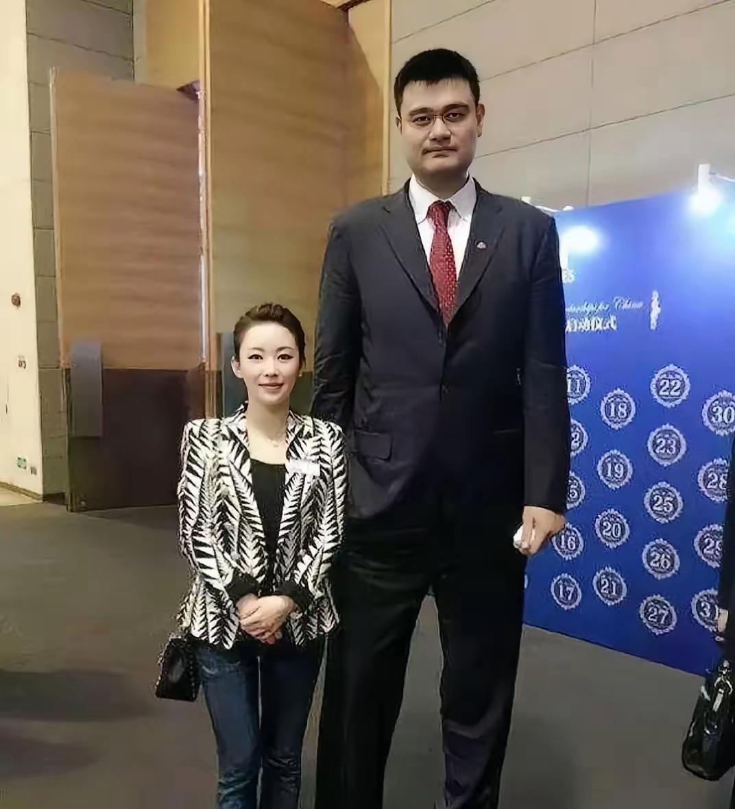 这是姚明和台球天后潘晓婷的合影.姚明高大威猛,潘晓婷小鸟依人.