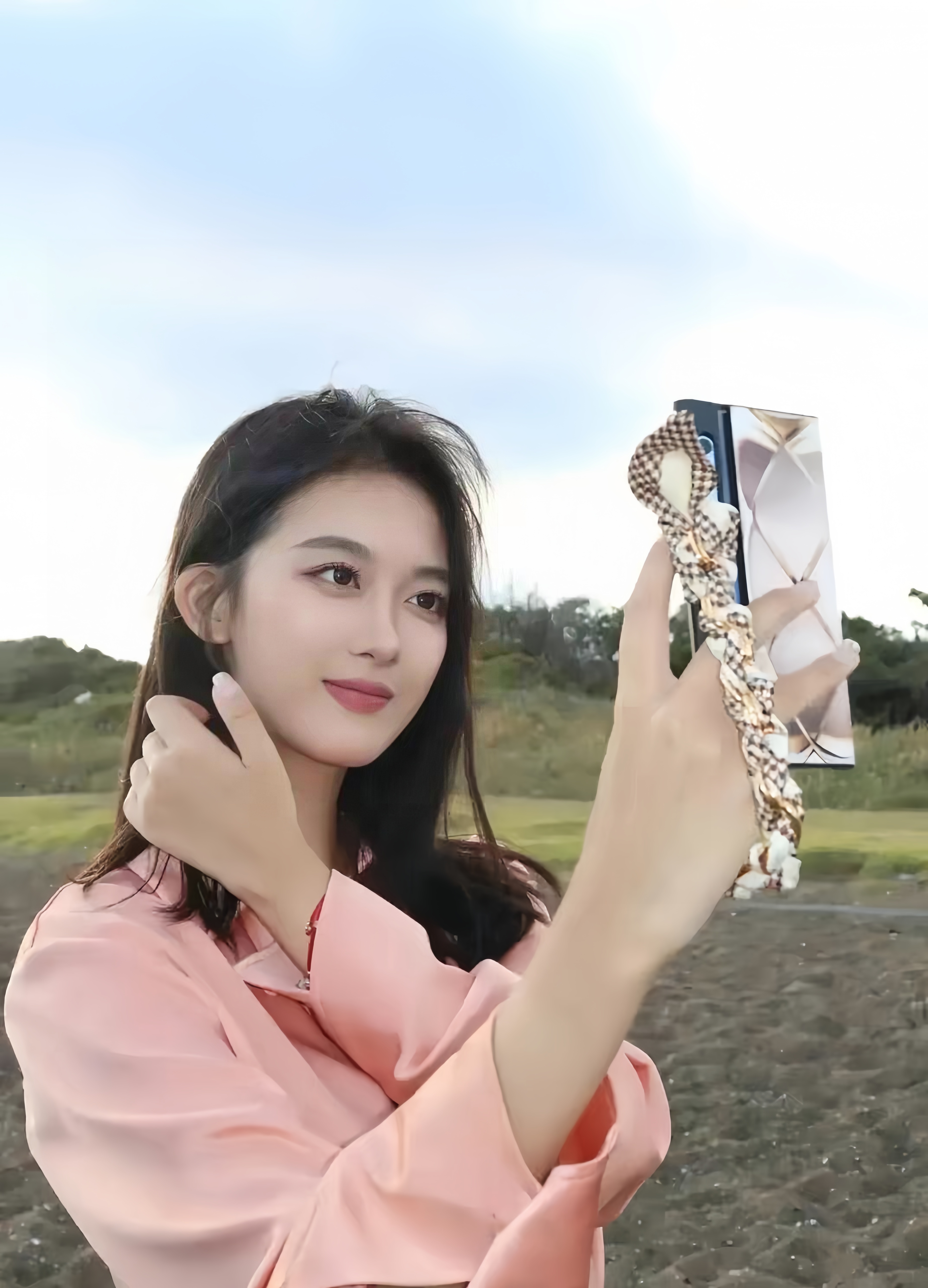 他身着简约而时尚的装扮,散发着清爽与自在,轻盈的