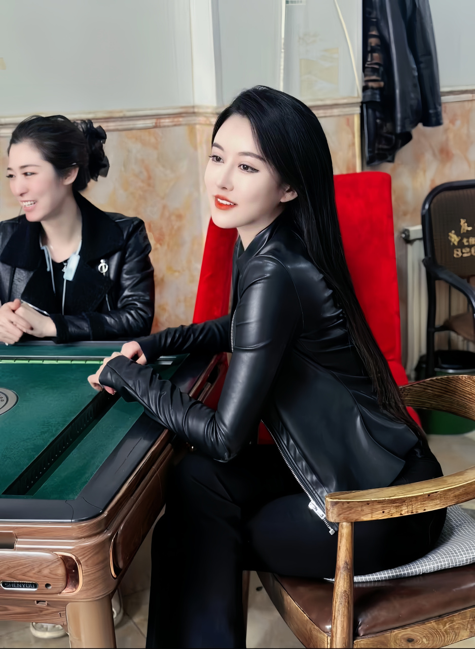 美女将麻将视为是一种可享受的方式,以轻松的愉快的心态对待打麻将,并