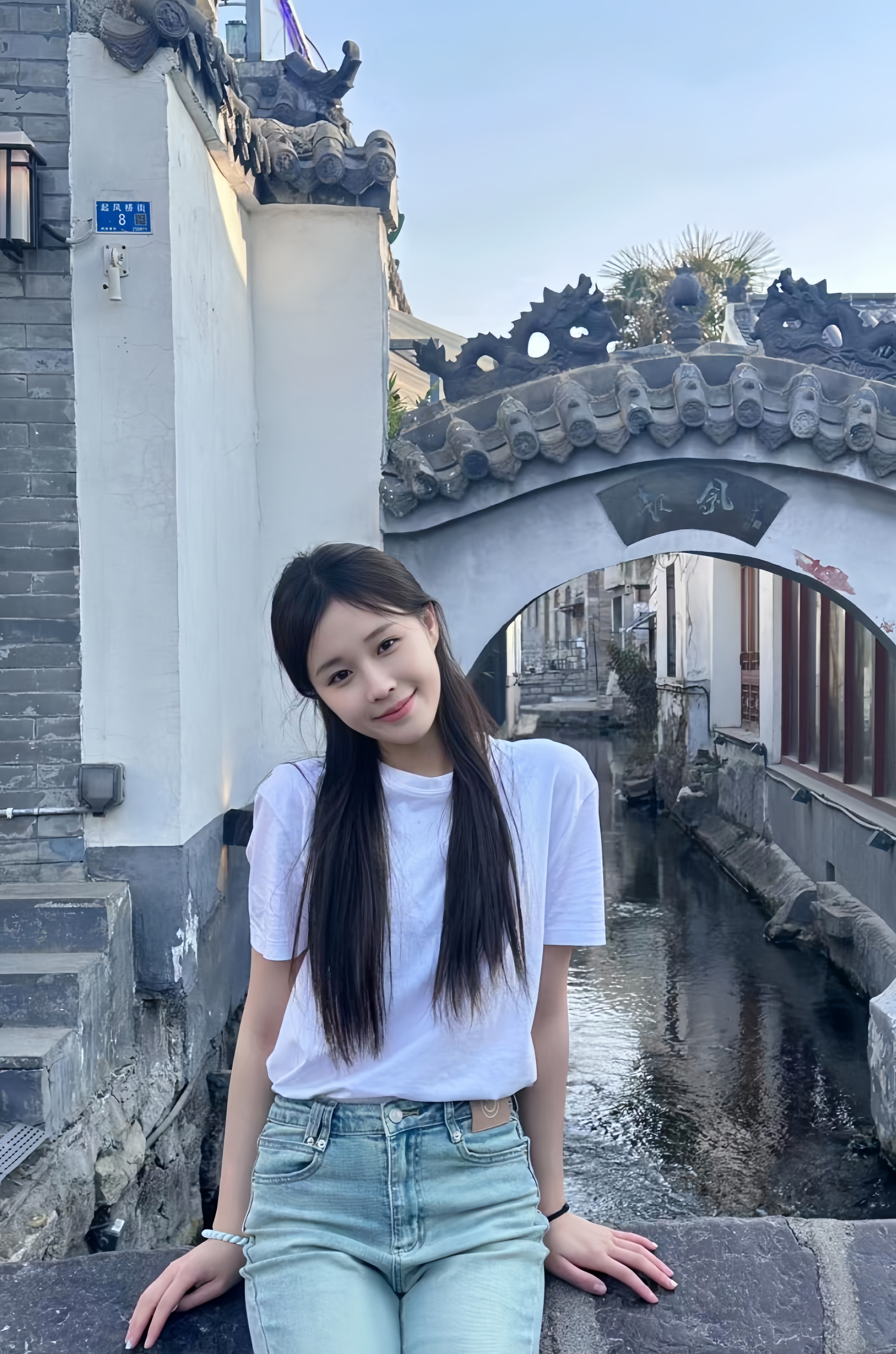 在古色古香的小院外,凝视春天的景色,姹紫嫣红花朵