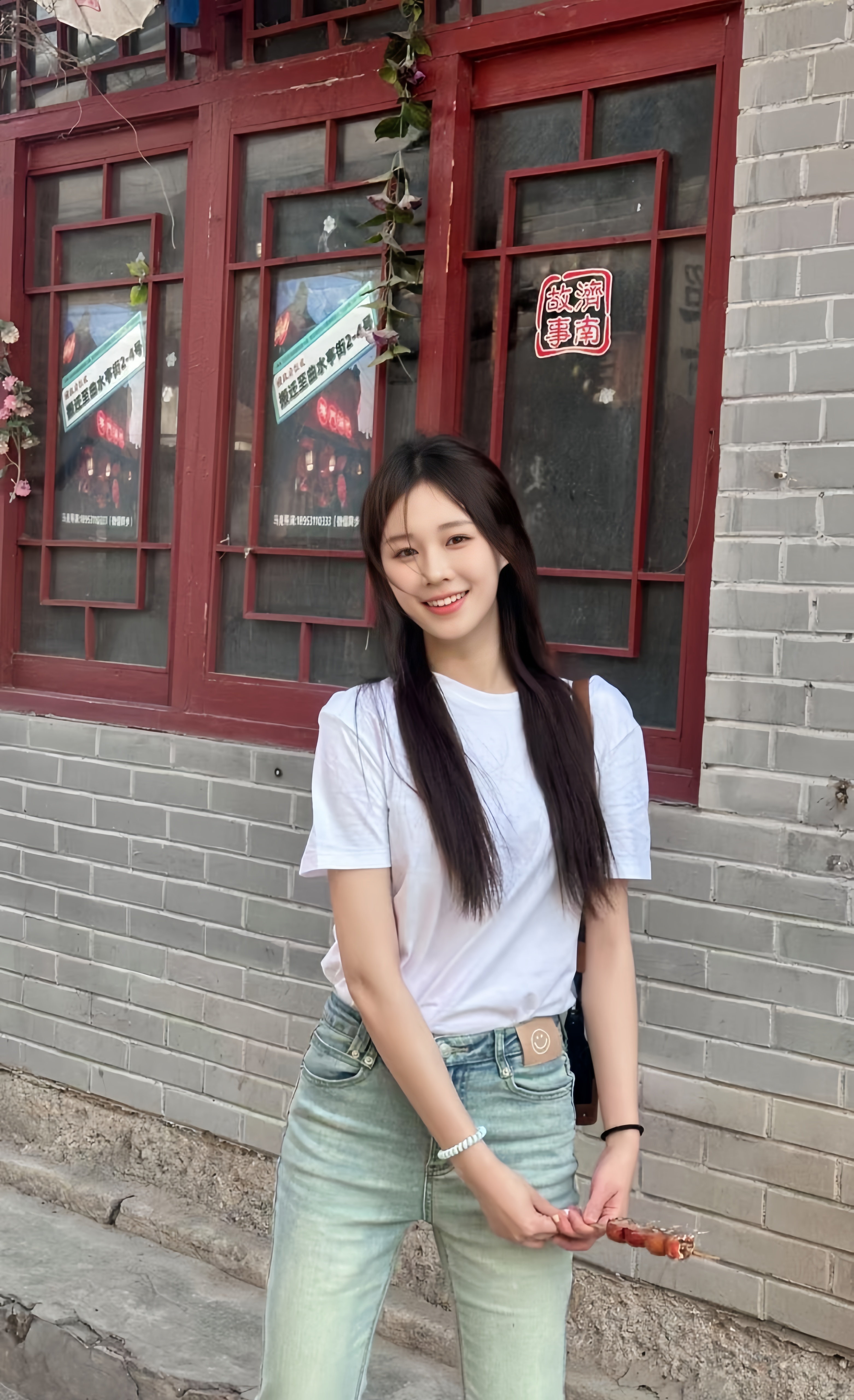 在古色古香的小院外,凝视春天的景色,姹紫嫣红花朵