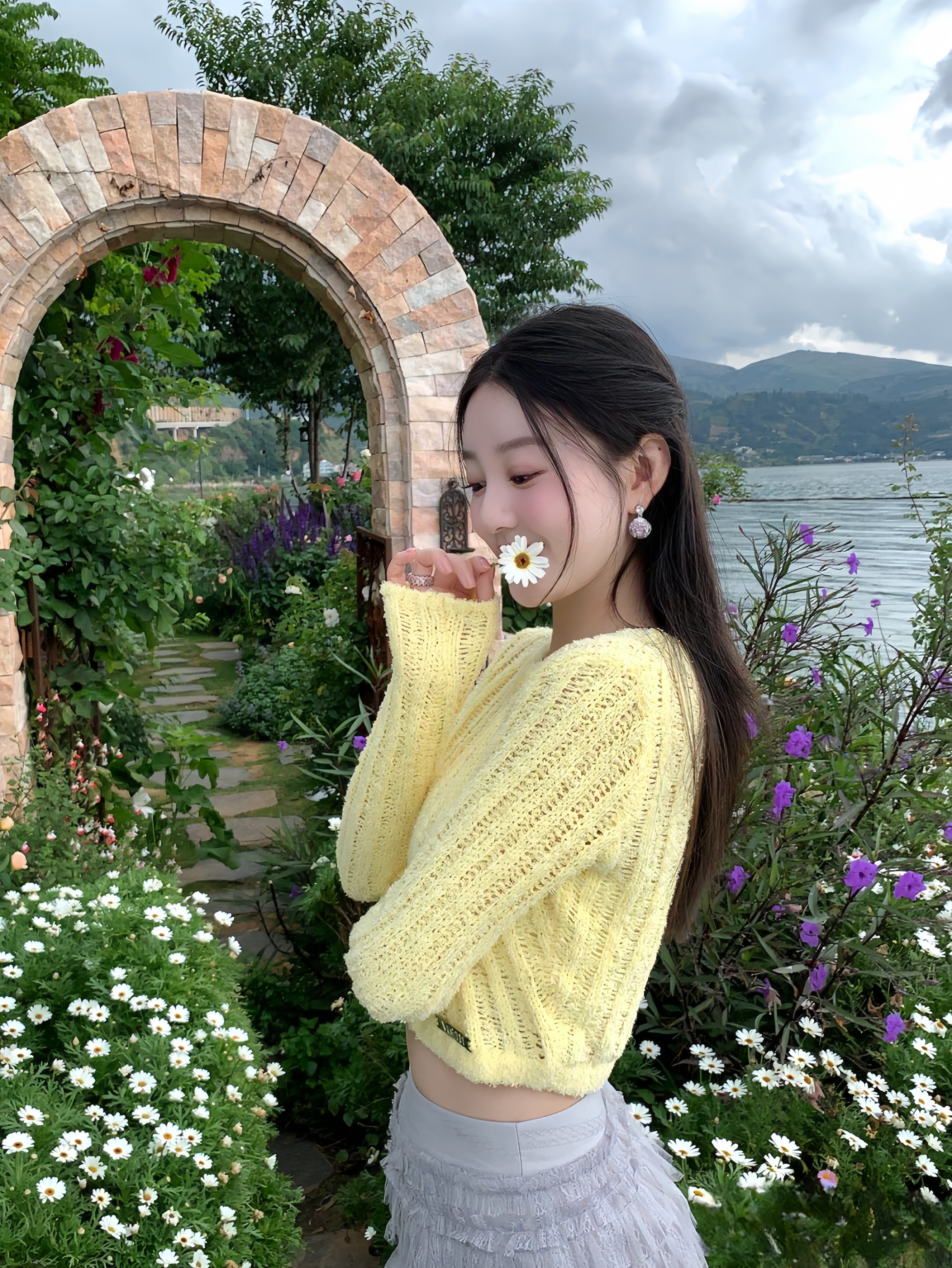 美女来到云南大理,仿佛走进了一幅绚丽多彩的画卷,她在山脚下留影