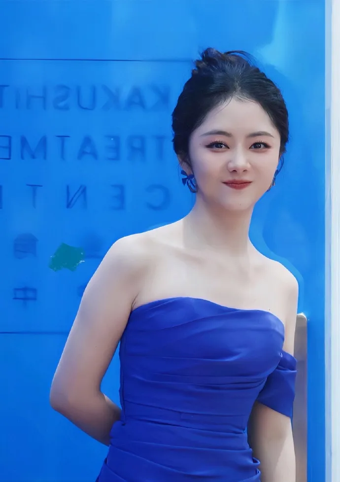 昨天谭松韵在三亚出席时尚活动,她这回穿了一件蓝色的抹胸裙,秀出了