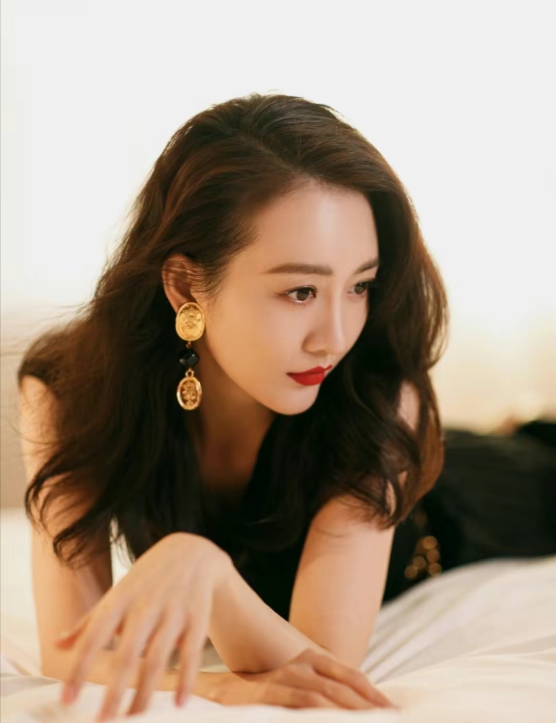 近日,演员王鸥的私房写真曝光,她趴在白色的床上,穿着一条无袖黑裙