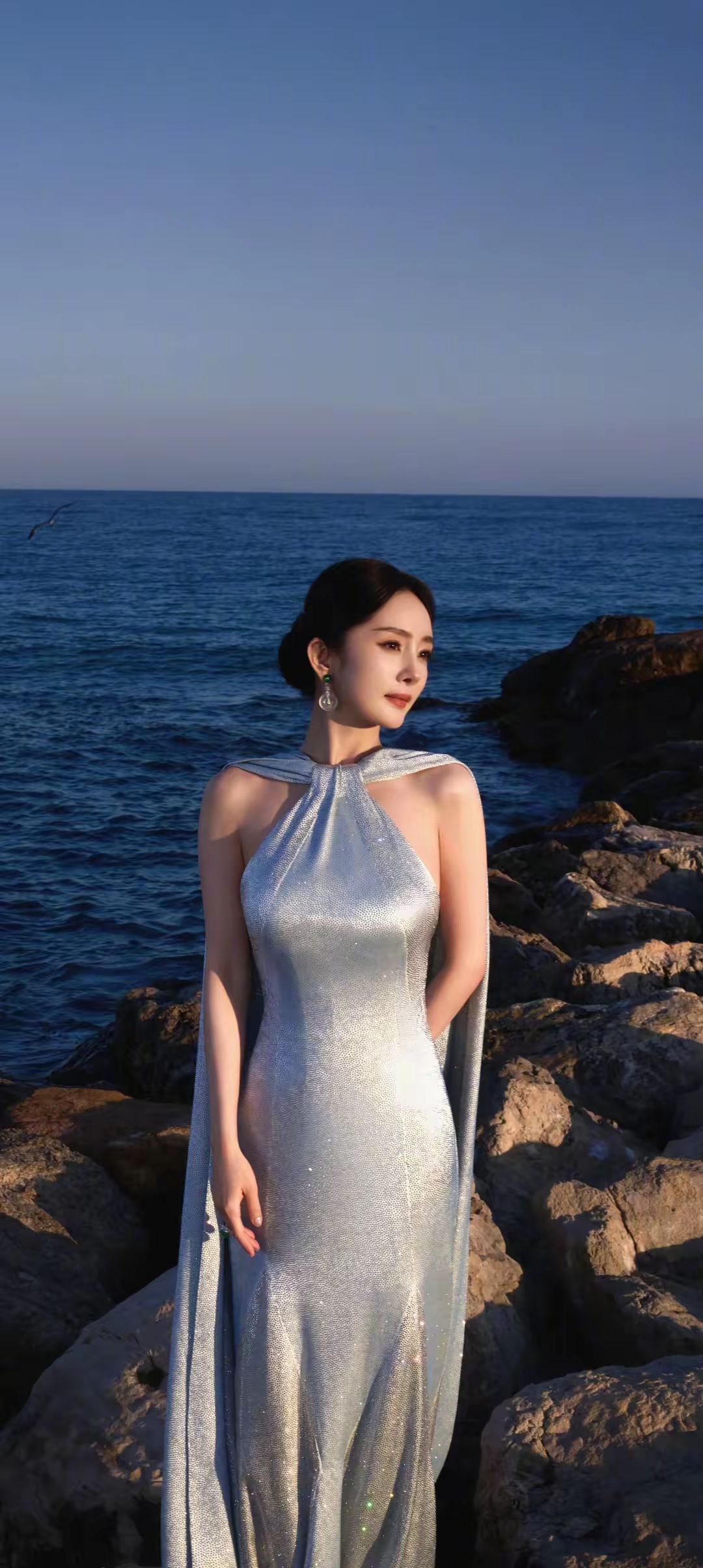 无论怎么看都很美,她就是衣服架子能把各种衣服造型称托出高贵,时尚