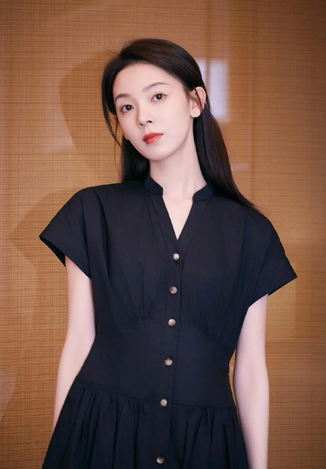 说起陈瑶大家应该都不陌生吧她不是很火但是很漂亮黑色的连衣裙显得