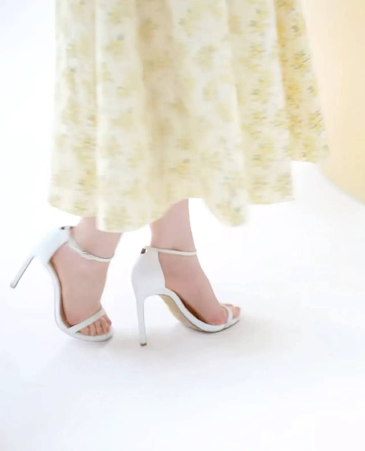 今天穿了新买的白色细跟凉鞋,感觉自己美美哒!