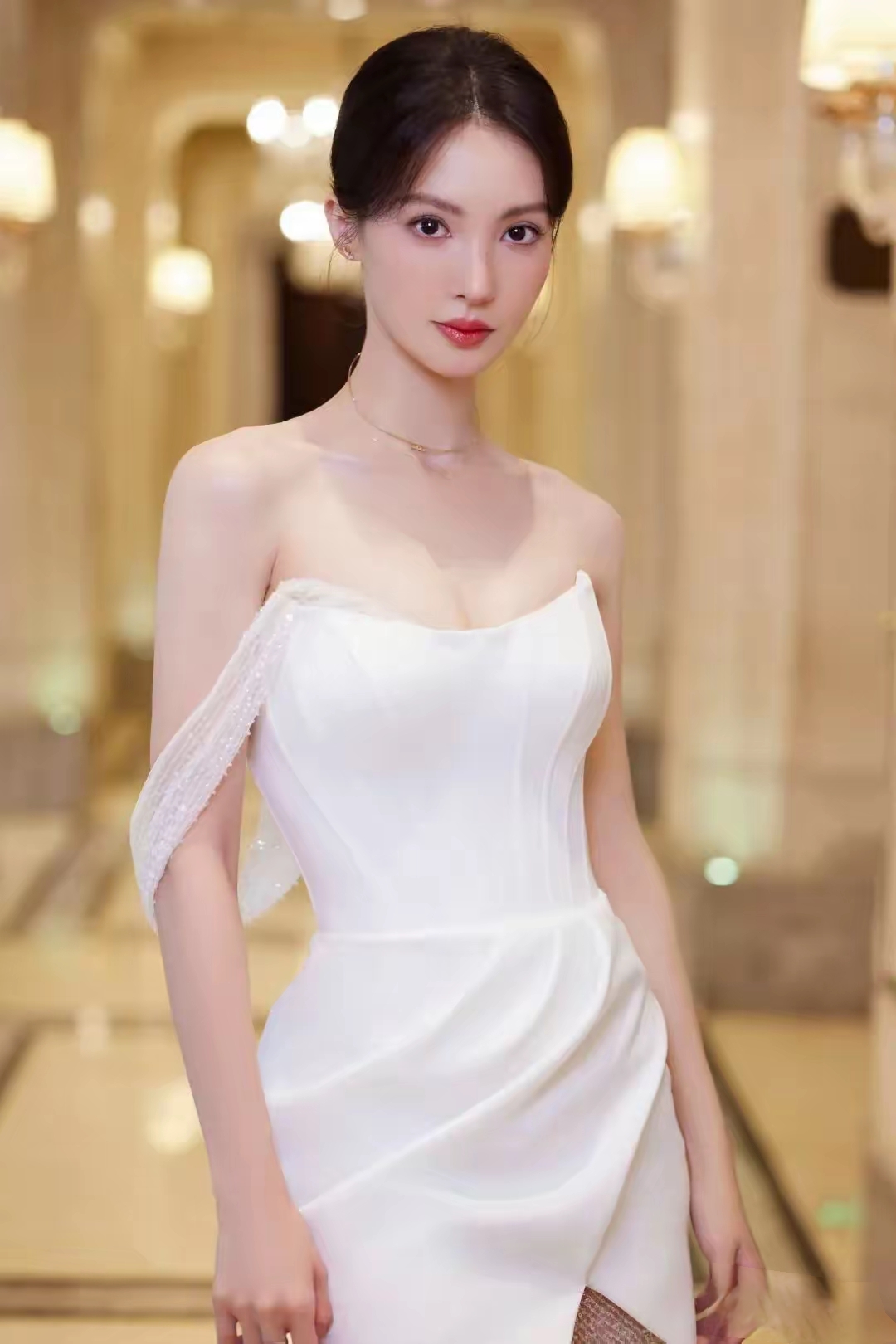 优雅亮相,白色礼服如梦似幻,美美美#娱乐最前沿# #八卦娱乐明星