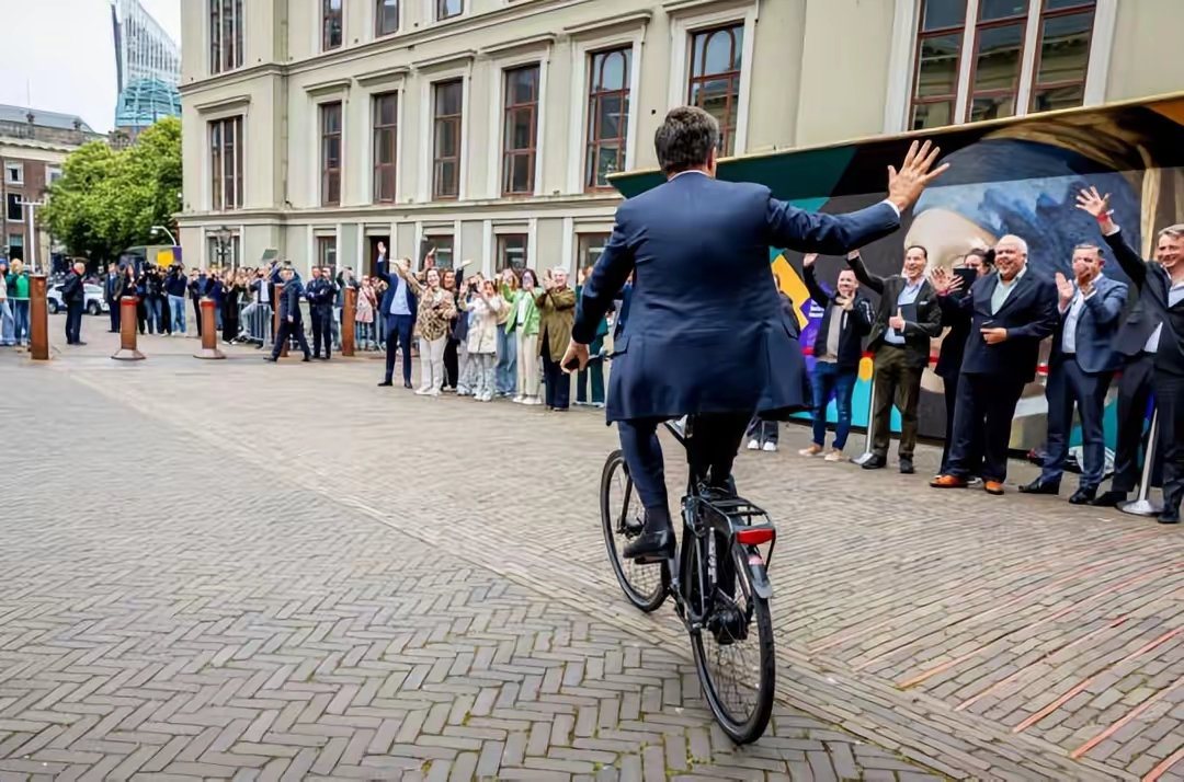 荷兰首相吕特卸任骑自行车告别!