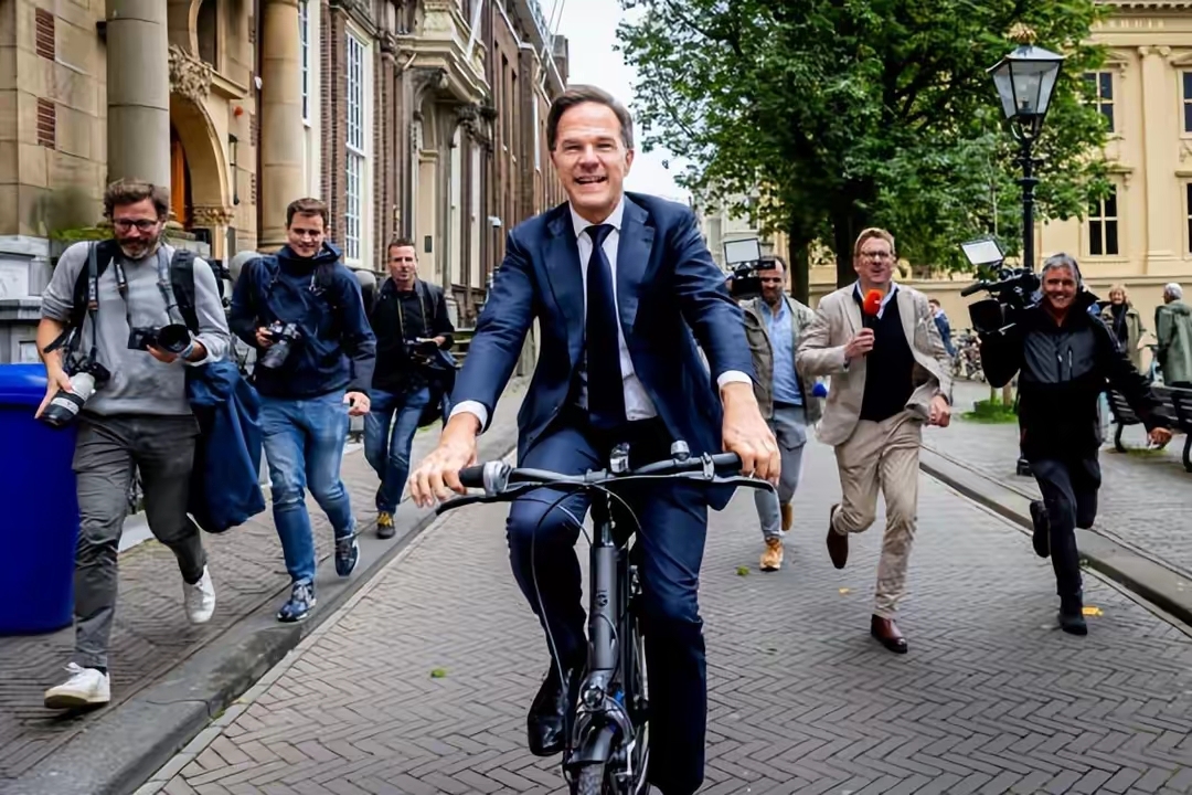 荷兰首相吕特卸任骑自行车告别!